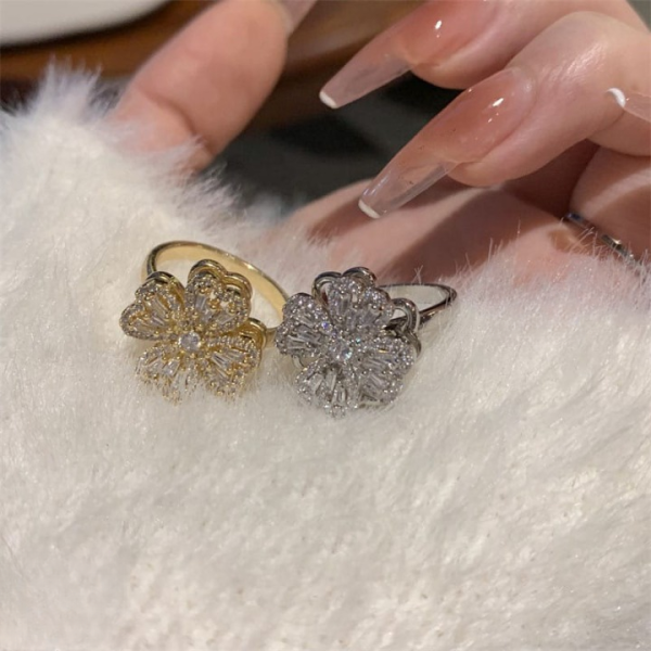Clover Zircon Rotating Ring